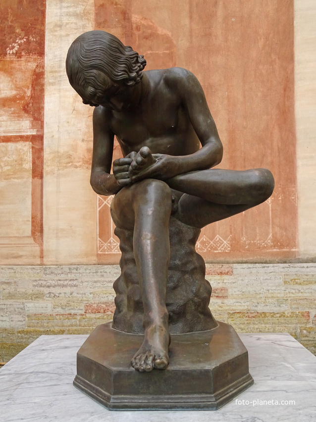 Скульптура &quot;Мальчик, вынимающий занозу&quot;