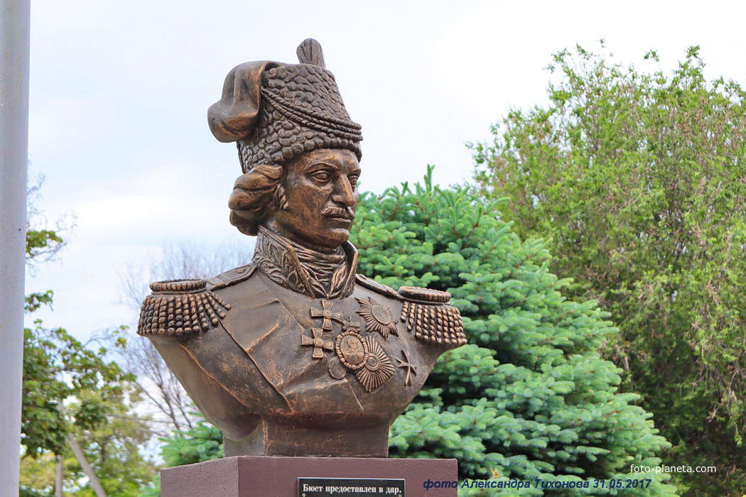 Памятник - бюст атамана Платова в парке