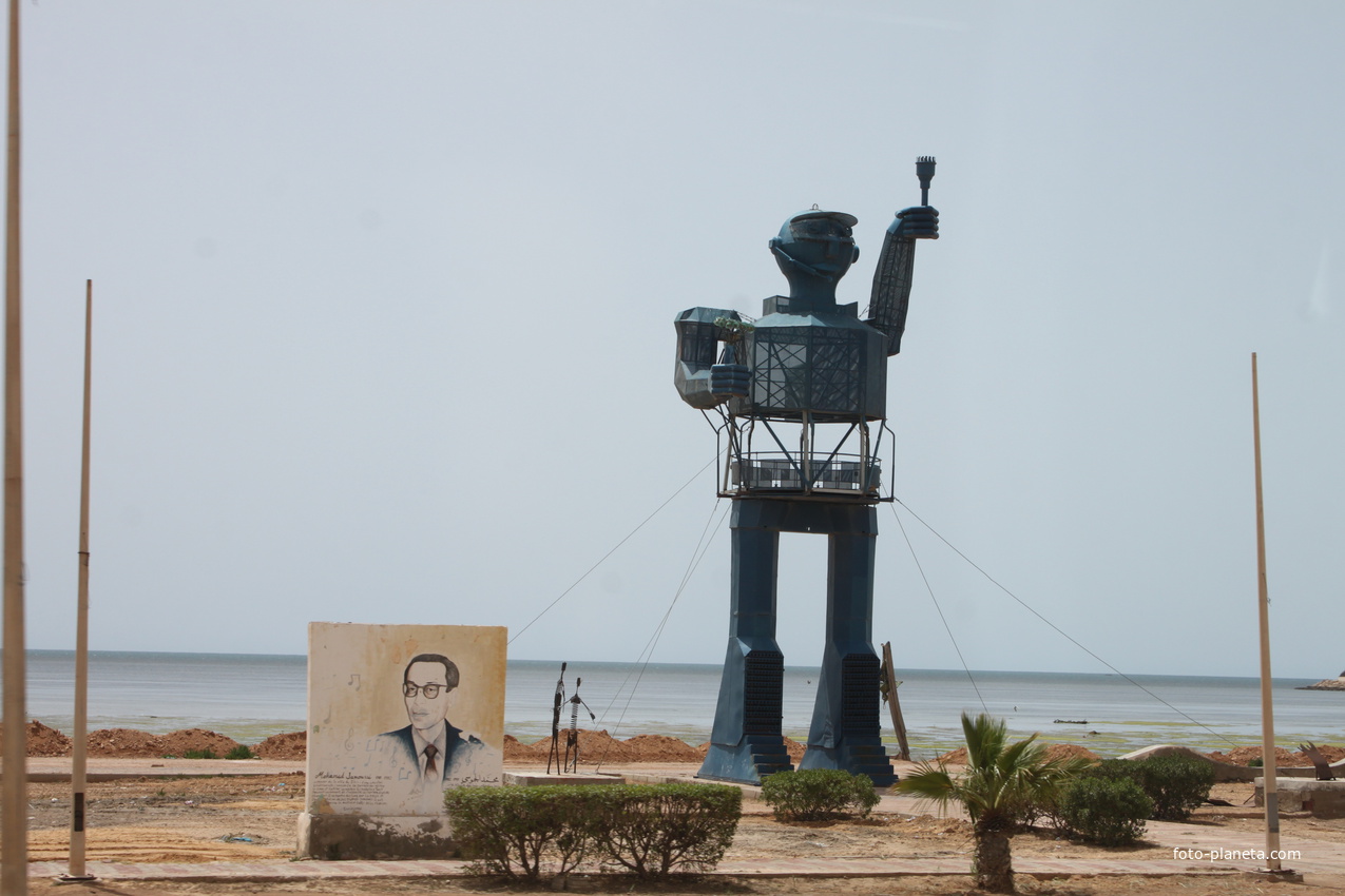 Махрес. Скульптура на пляже.
