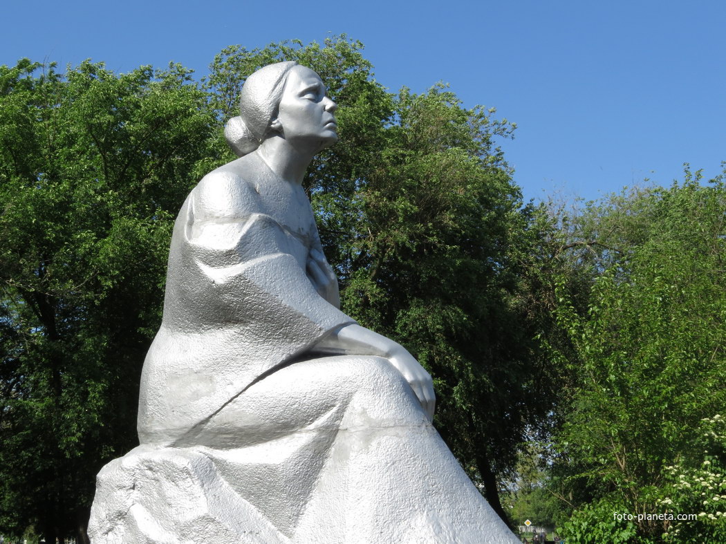 Скульптура &quot;Скорбящая мать&quot; на старом кладбище.