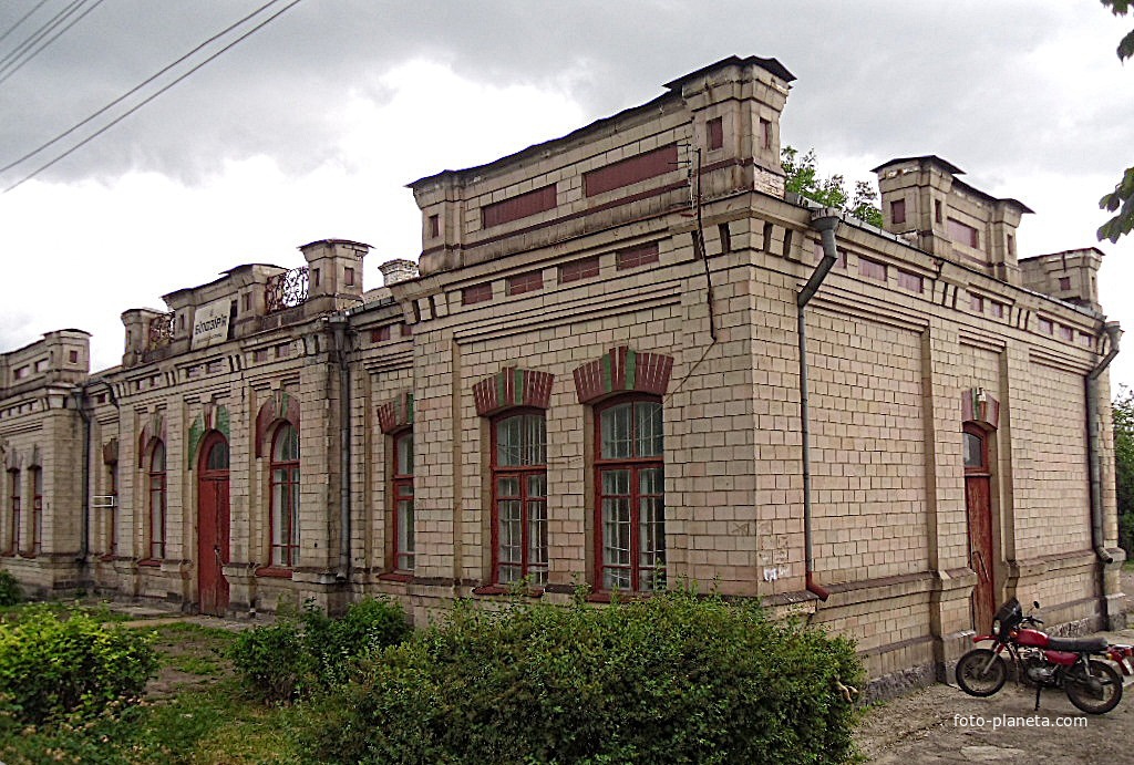 Железнодорожная станция «Белозерье» в селе Хацки.Вокзал постройки начала ХХ-века.