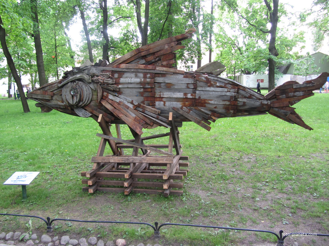 Представленный объект «Рыба» – пример recycle art – искусства из вторично переработанных материалов. В основе объекта – старые доски, фрагменты бочек и кабельных катушек.