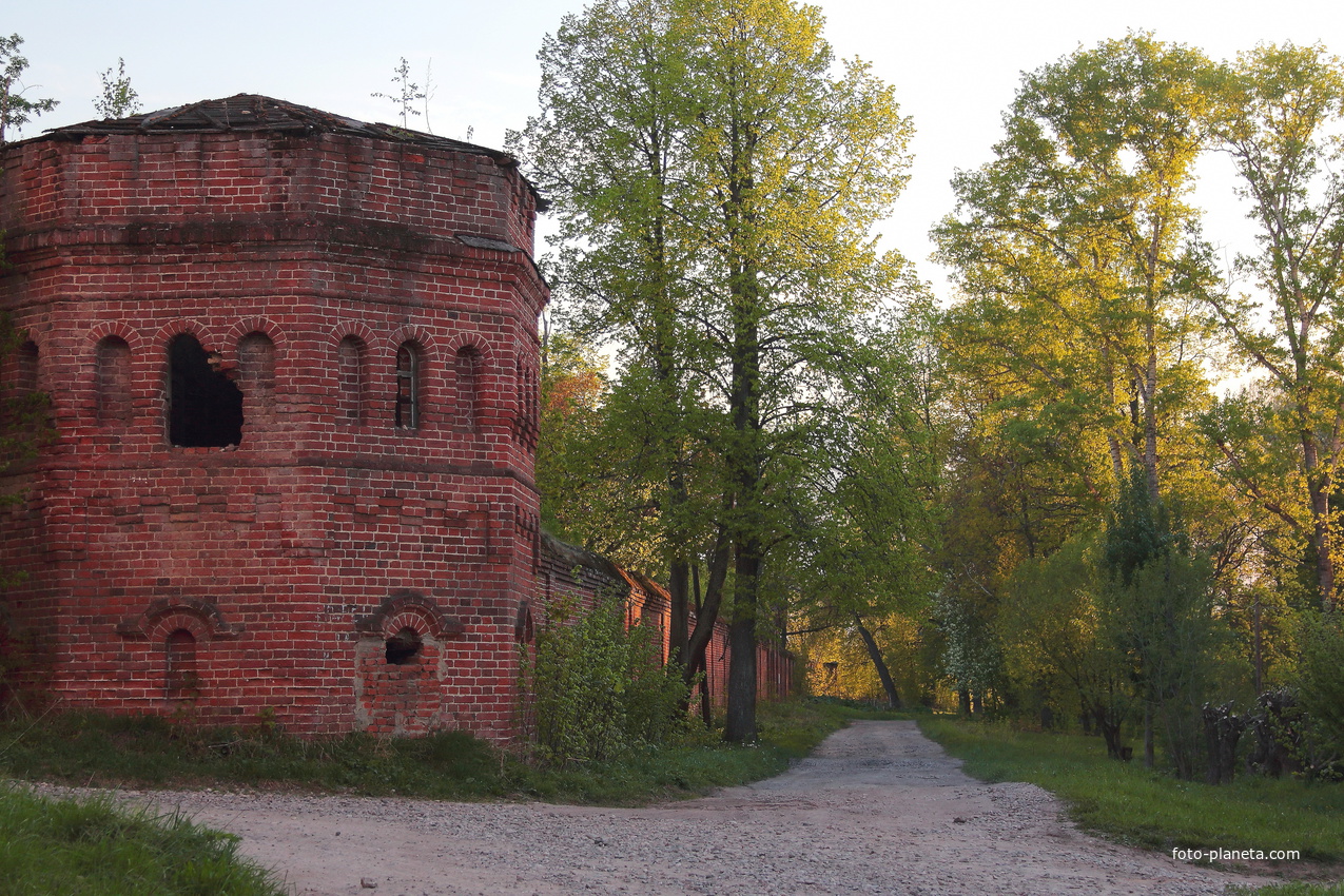 Северо - восточная башня сергеевского Воскресенского Свято - Фёдоровского монастыря