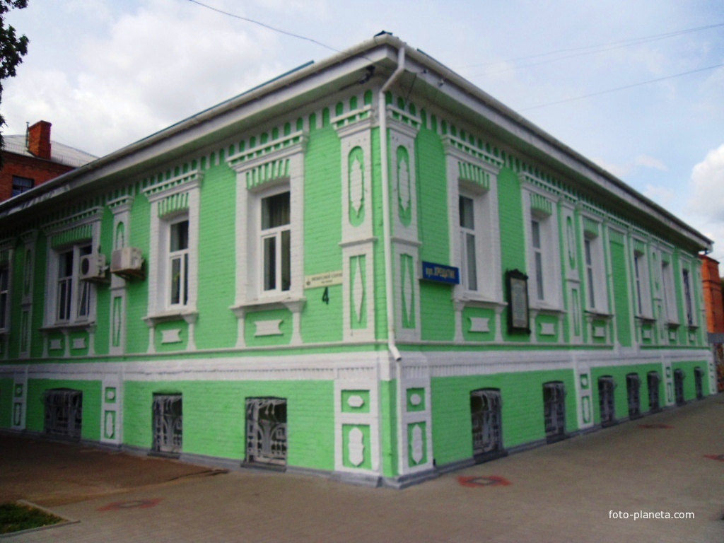 Угол здания Черкасского академического театра кукол.