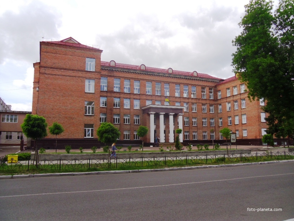 Женская гимназия Самойловской  построенная в 1912 году.Сейчас школа №17 .