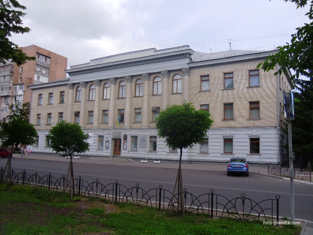 Черкасский художественный музей.Музей расположен в центре города Черкассы в бывшем здании горкома коммунистической партии Украины.
