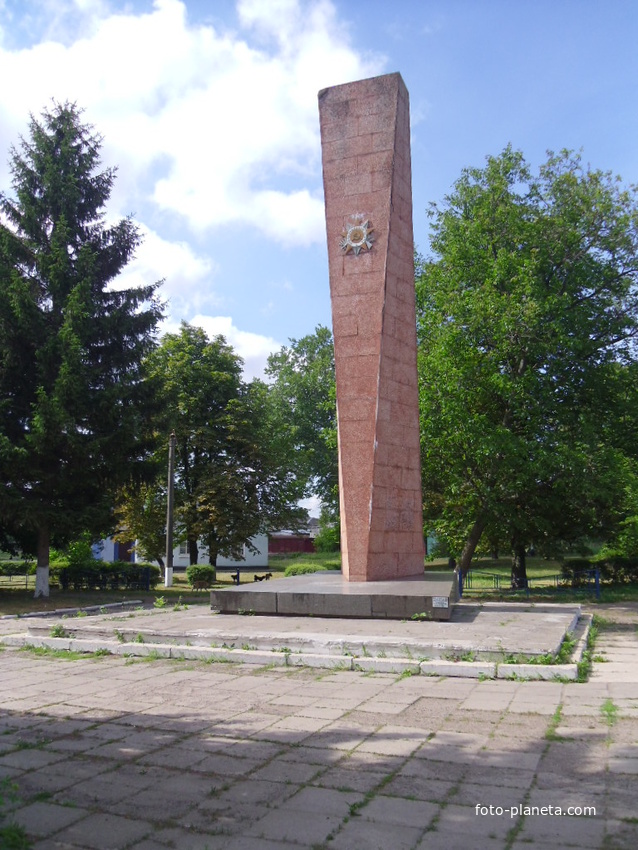 Обеліск воїнам, загиблим під час бомбардування станції ім. Т.Г. Шевченка.