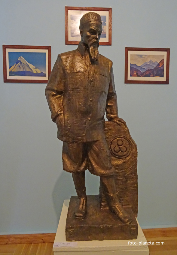 В музее-усадьбе Рериха Н.К. Скульптура Рериха Н.К.