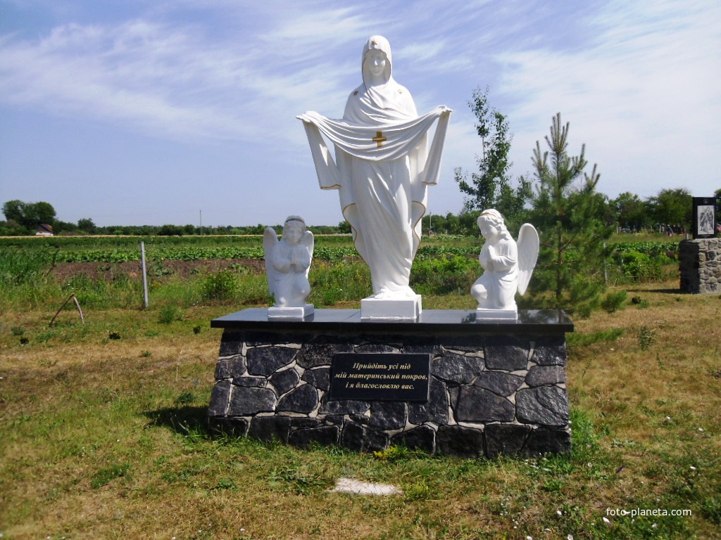 Скульптура Богородицы на территории церкви