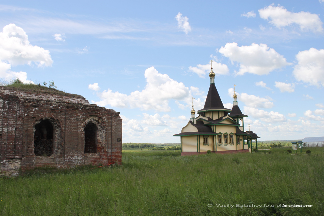 Церковь Сергия Радонежского и руины церкви Троицы Живоначальной