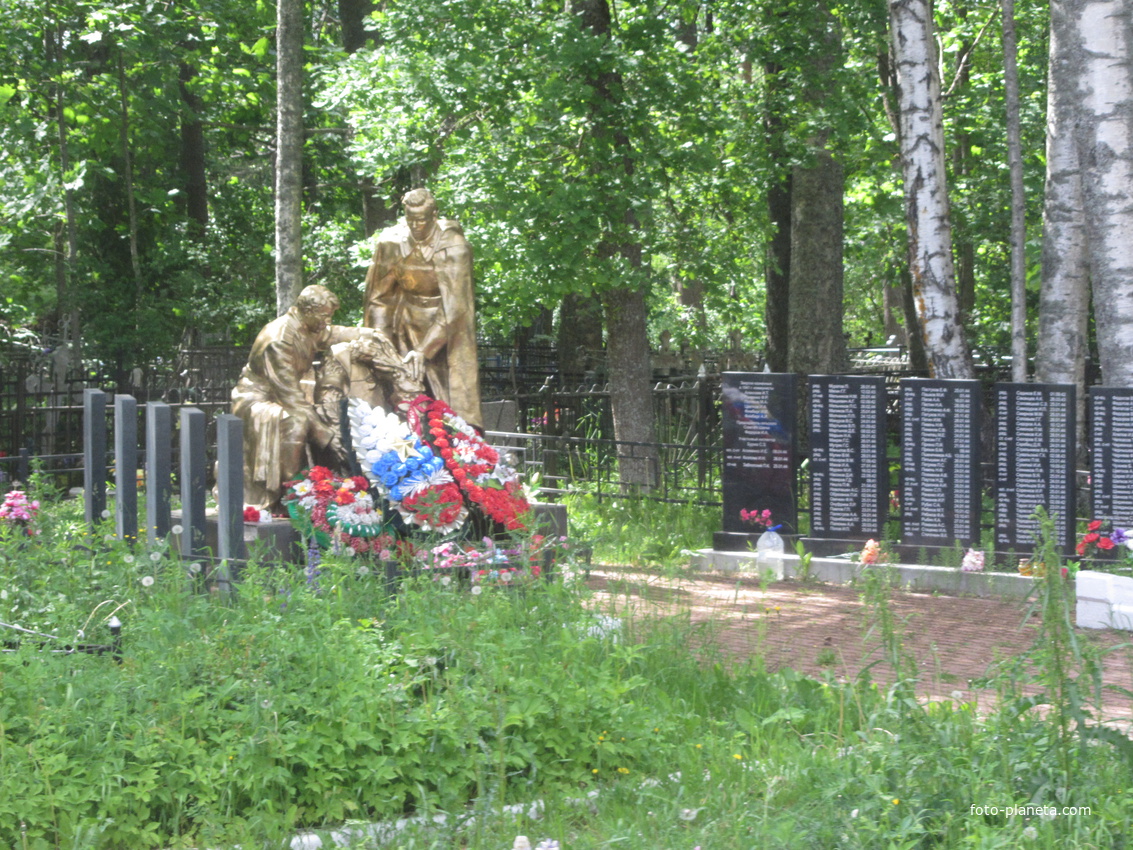 Мемориал советских воинов и мирных жителей в поселке Шапки