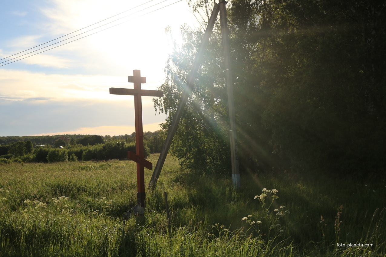 Поклонный крест при въезде в деревню