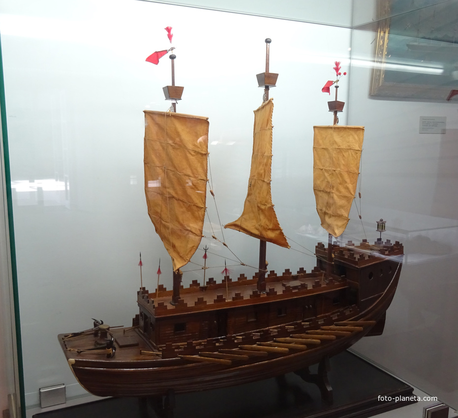 Центральный Военно-Морской музей. Модель трёхмачтового китайского военного корабля.