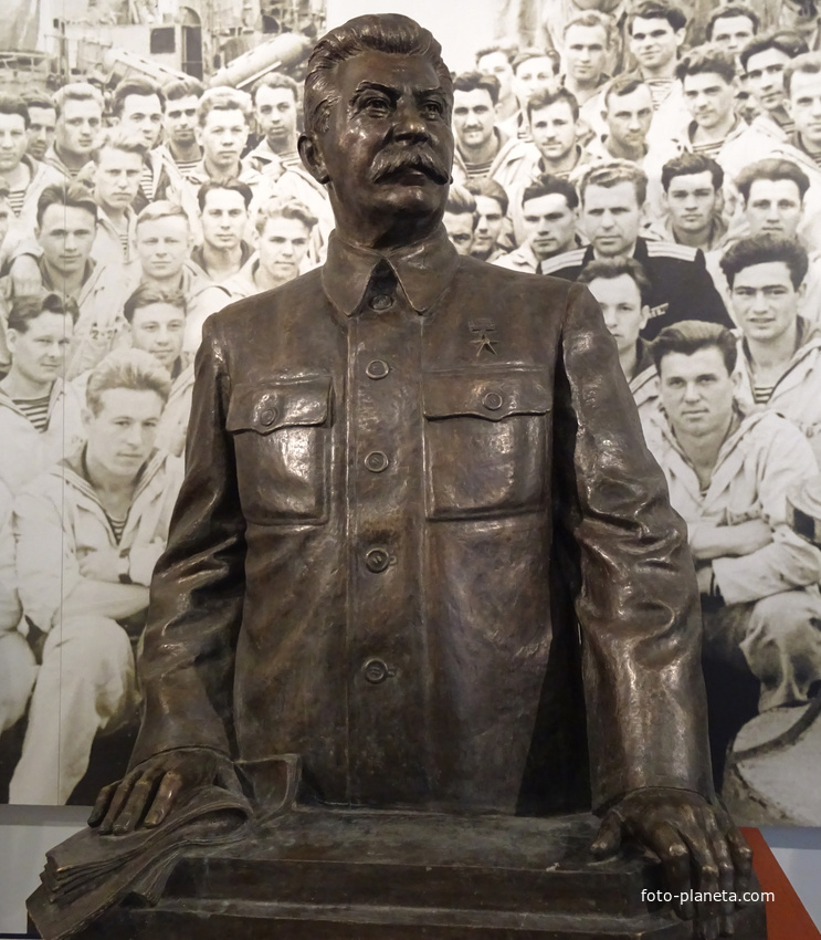 Центральный Военно-Морской музей. Скульптура Сталина.