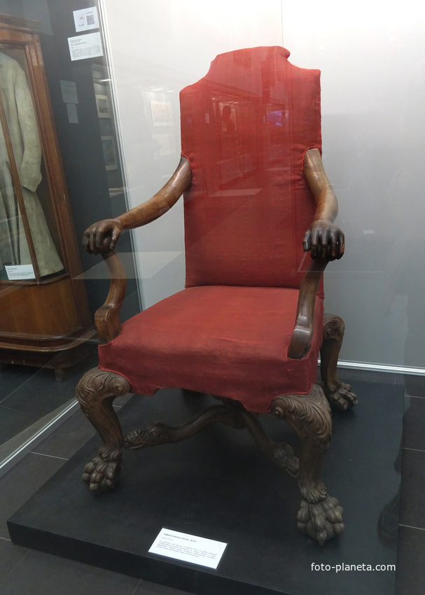Центральный Военно-Морской музей. Адмиралтейское кресло Петра I.