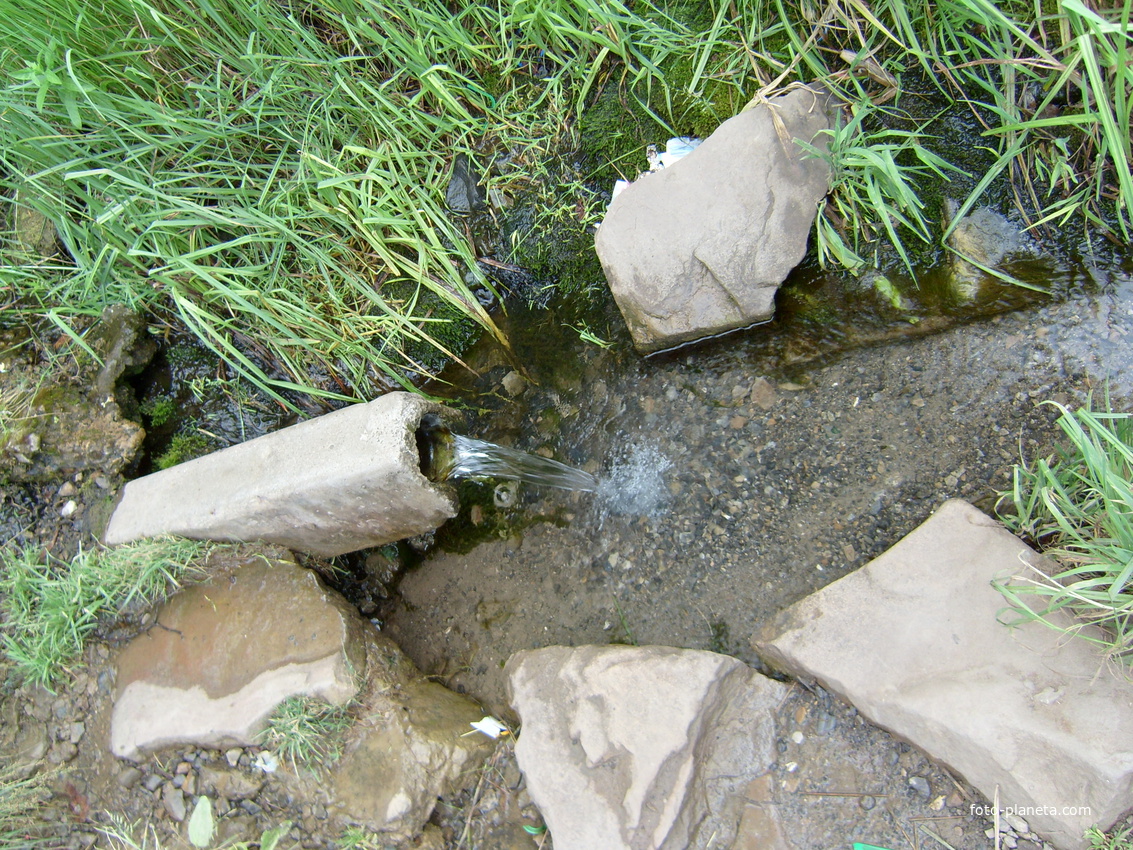 Родник у Лутугинского водохранилища.