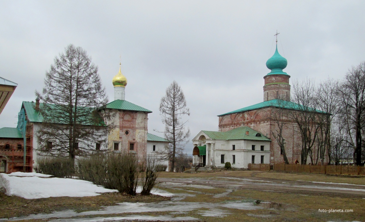 Борисоглебский мужской монастырь. Справа - Борисоглебский собор.