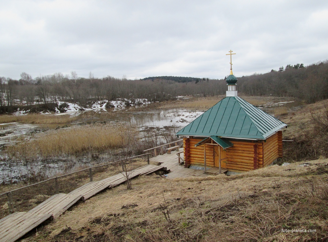 Купальня на святом источнике близ села Красново Борисоглебского района.