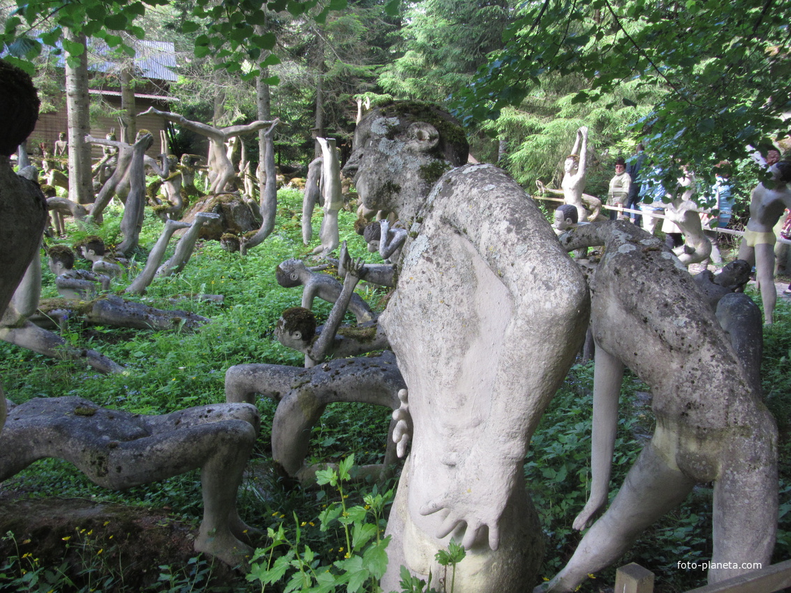 Париккала. Парк скульптур &quot;Патсаспуйсто&quot; (Мистический лес)-скульптор Вейё Рёнккёнэн