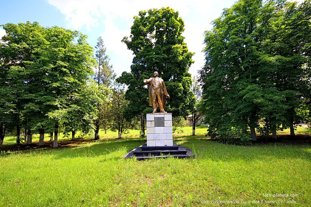 Памятник В.И.Ленину