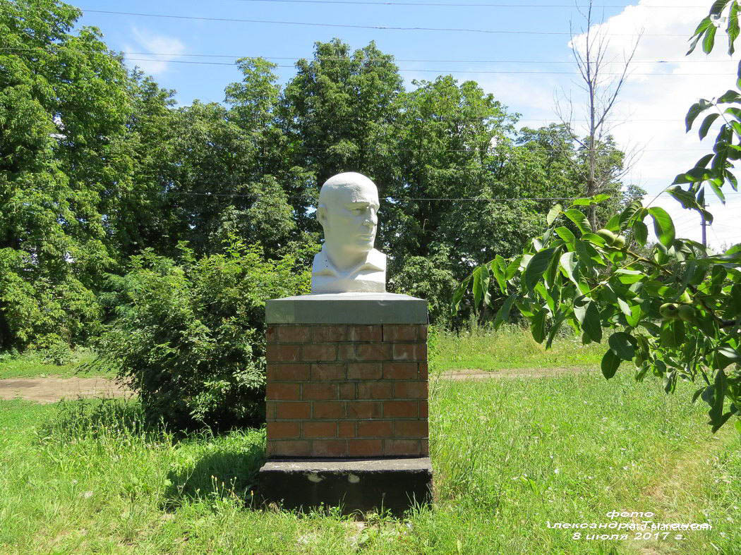 Станица кировская. Василий Робертович Вильямс памятники. Памятник в станице Кировской. Памятник Кировская Кагальницкого.