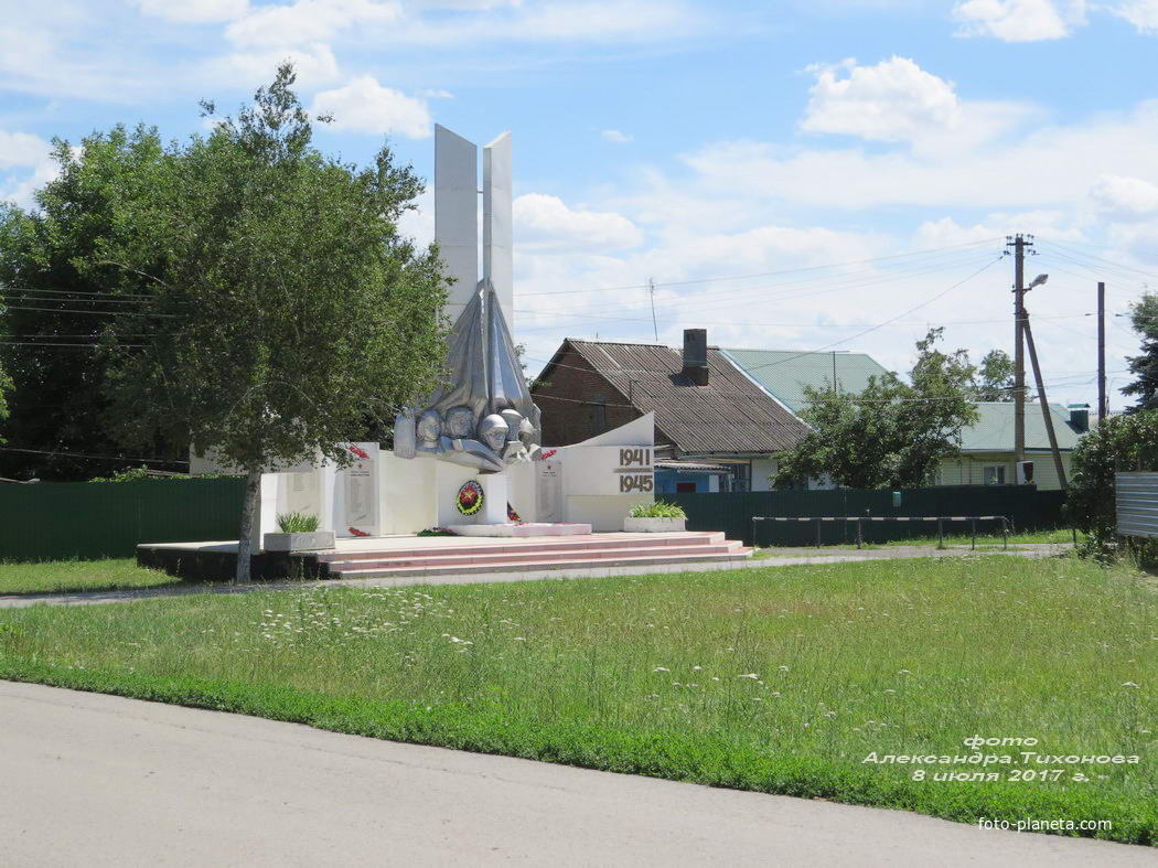 Братская могила воинов ВОВ на ул.Садовой