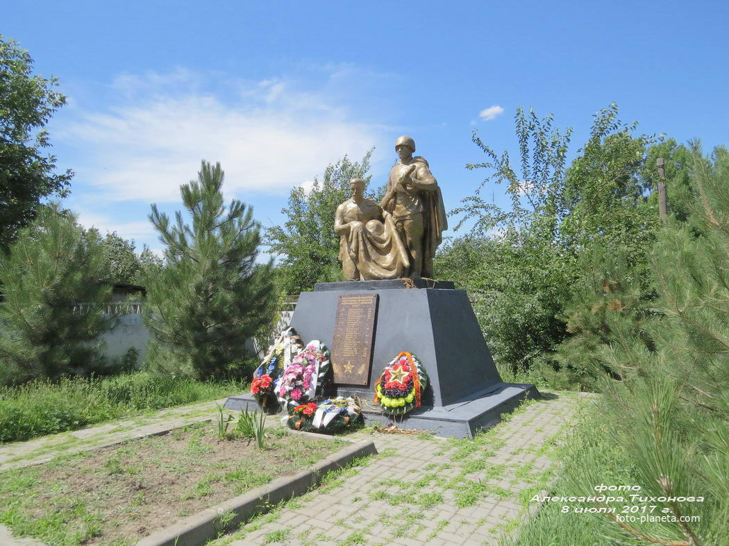 Братская могила ВОВ на ул. Славы