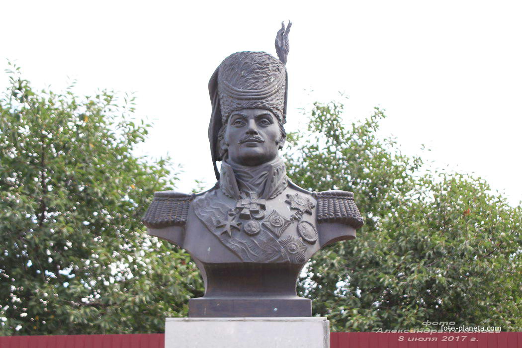 Памятник- бюст Платову