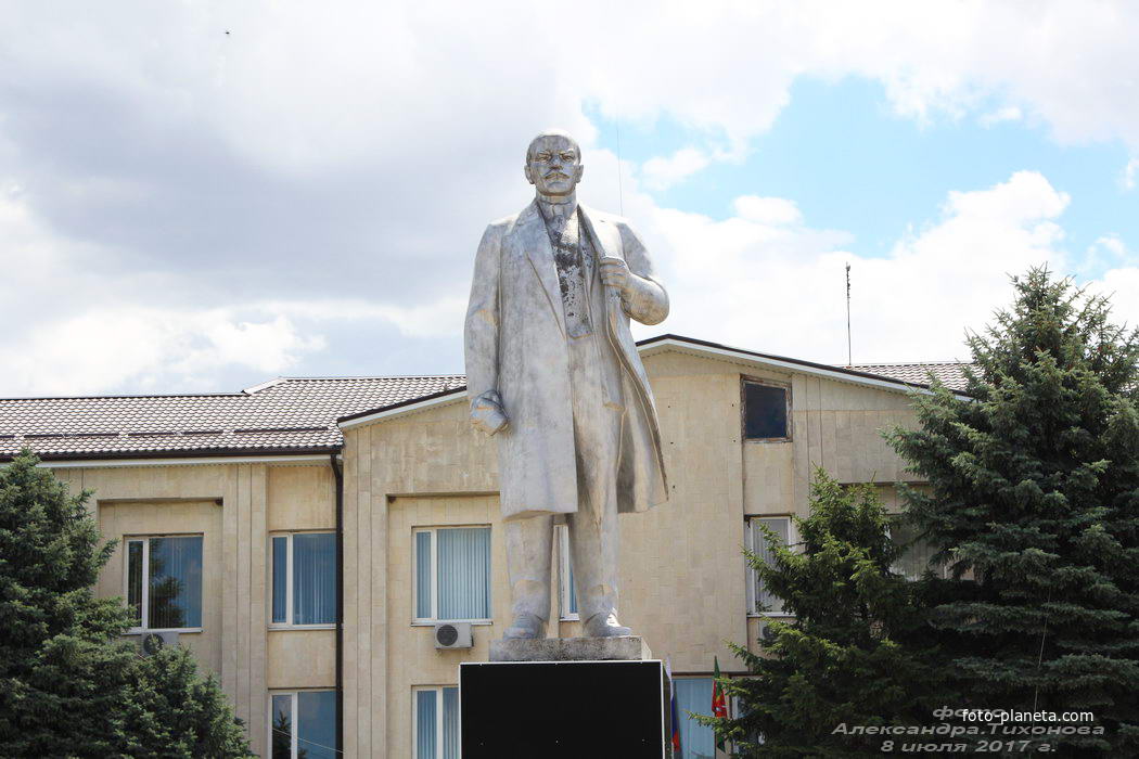 Памятник Ленину у администрации района
