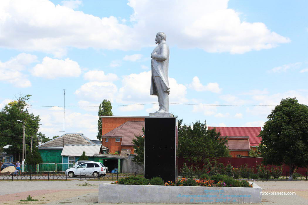 Памятник Ленину на площади перед администрацией