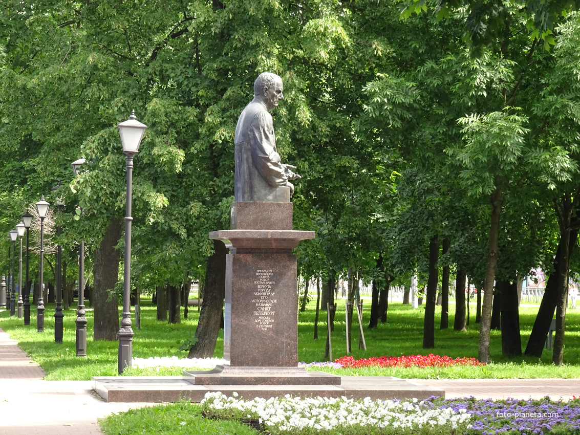 Памятник А.Собчаку