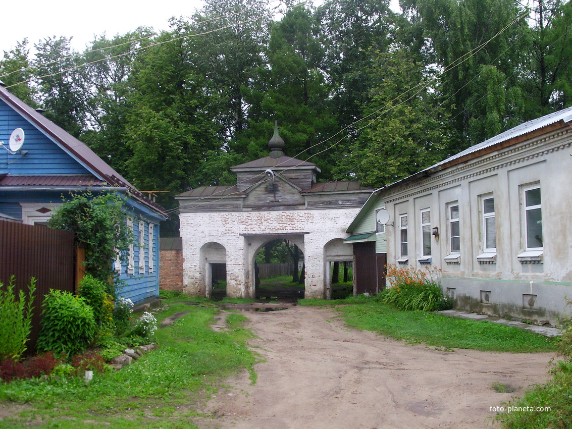 Северные ворота Знаменского женского монастыря
