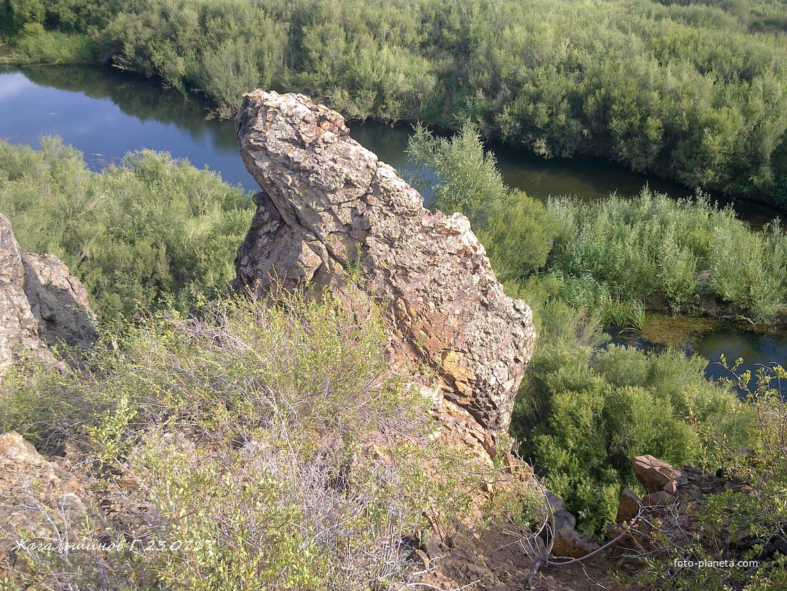 Карабутак, берег Кумака, скалы.