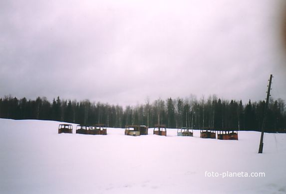 Тепловозные кабины на окраине посёлка Семигородняя, к востоку от станции. 21.03.2004