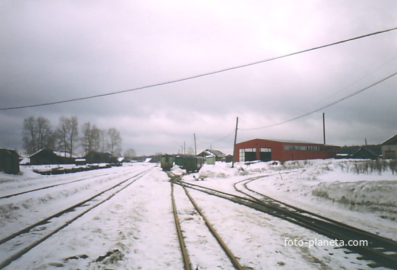 Станция Семигородняя. Вид от главного здания в восточном направлении. 21.03.2004