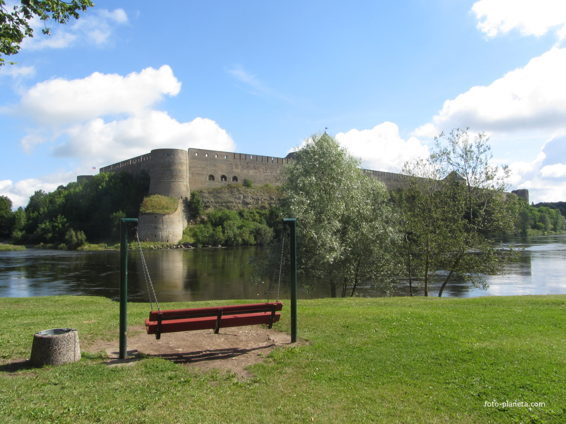 Вид на Ивангородскую крепость с Нарвской стороны