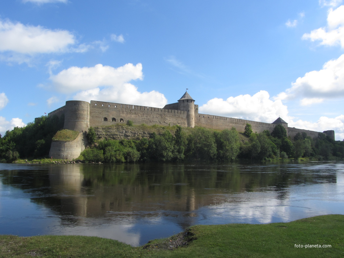 Вид на Ивангородскую крепость с Нарвской стороны