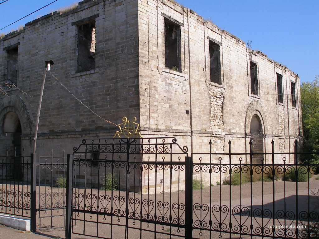 Развалины церкви в поселке Зайцево
