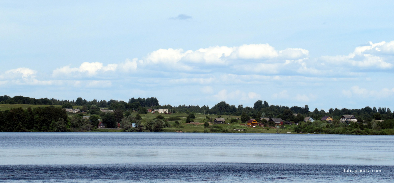 Вид д. Ясенское со стороны озера Волго.