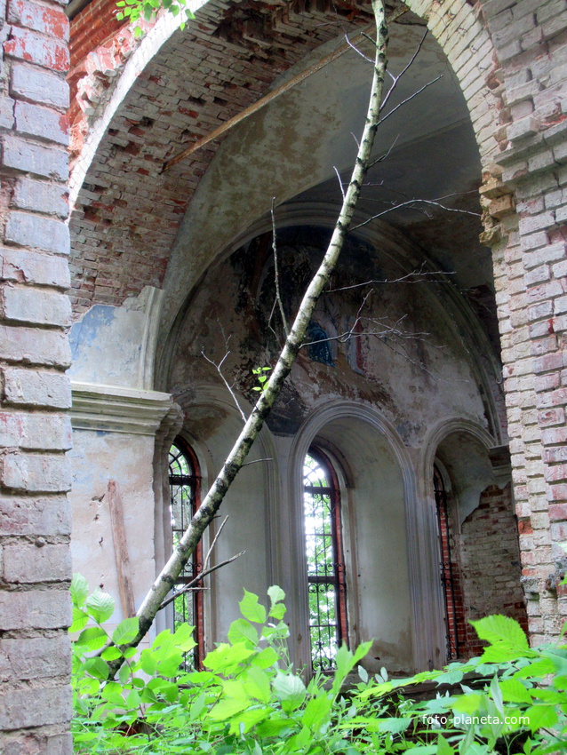 Вид разрушенной церкви в Ясенском.