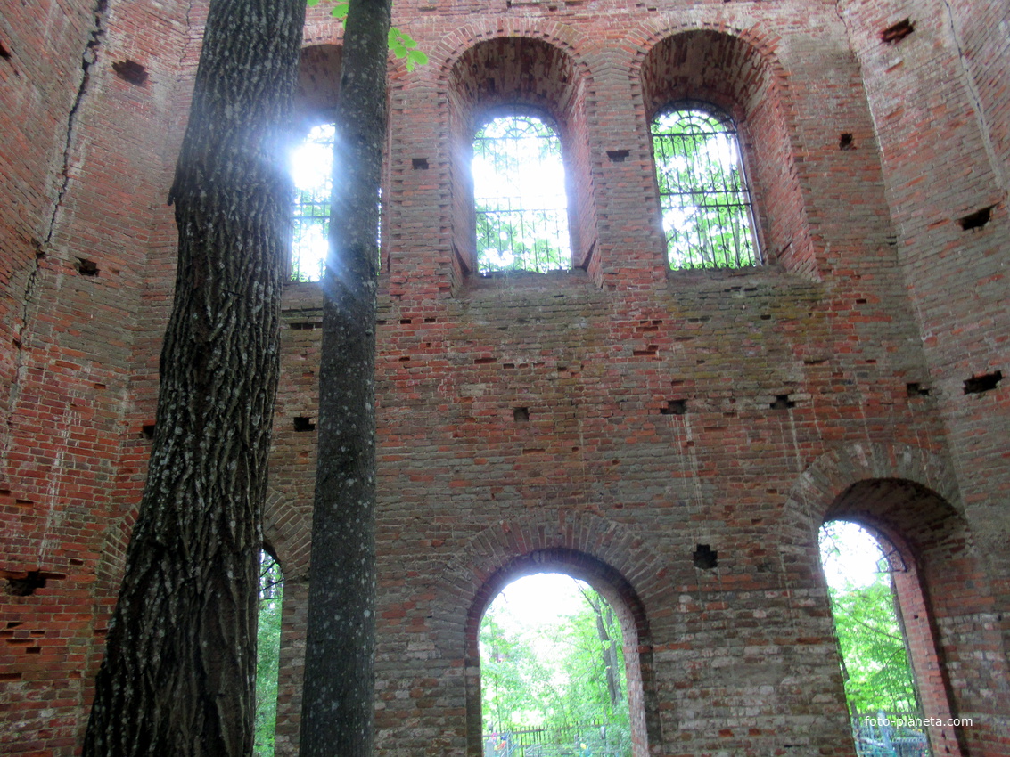 Вид разрушенной церкви в Ясенском.