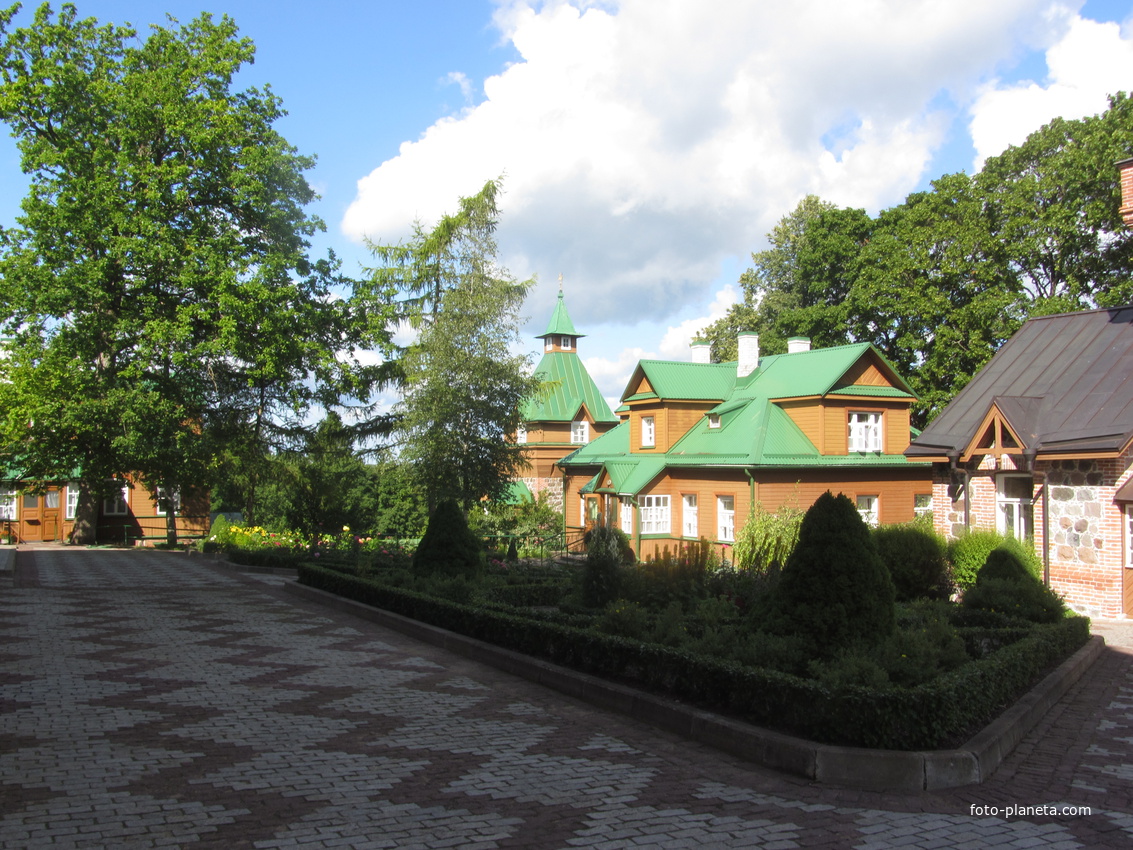 Территория Успенского Пюхтицкого женского монастыря