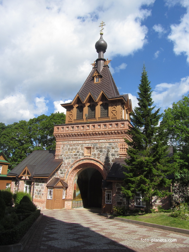 Святые врата обители со звонницей. Год постройки 1893