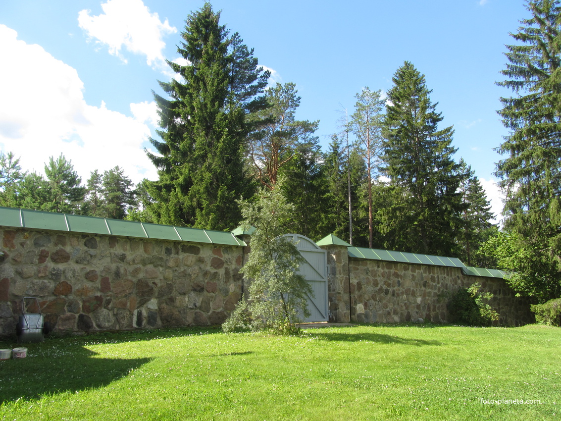 Стены Успенского Пюхтицкого женского монастыря