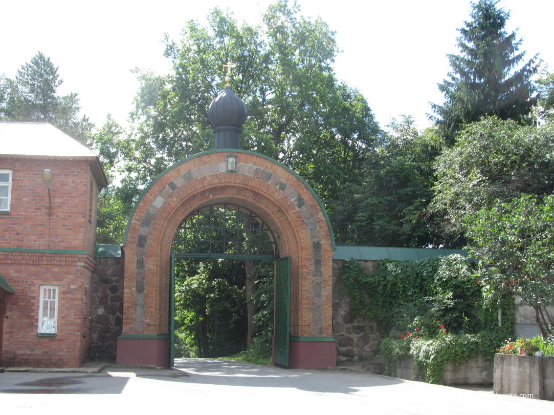 Территория Успенского Пюхтицкого женского монастыря. Ворота. Хозяйственный двор