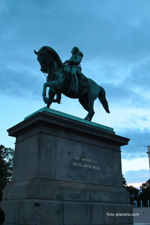 Памятник королю Карлу XIV Юхану