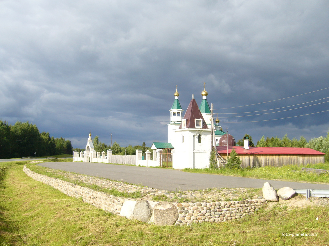 Деревня Пянда. Парковка перед храмовым комплексом. 2017г.