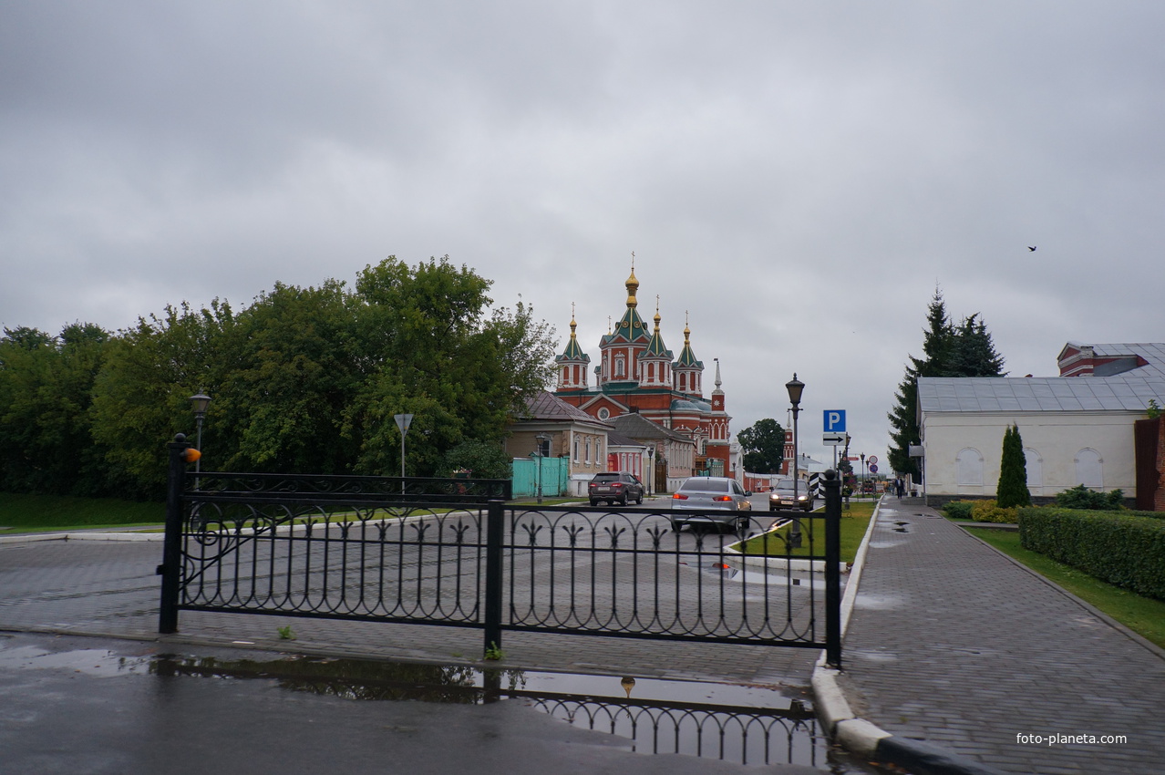 Лажечникова улица, Крестовоздвиженский собор