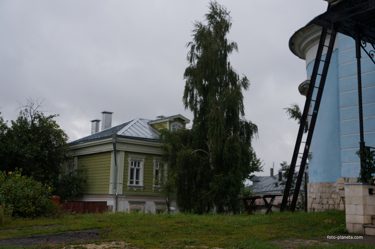 У Покровской церкви