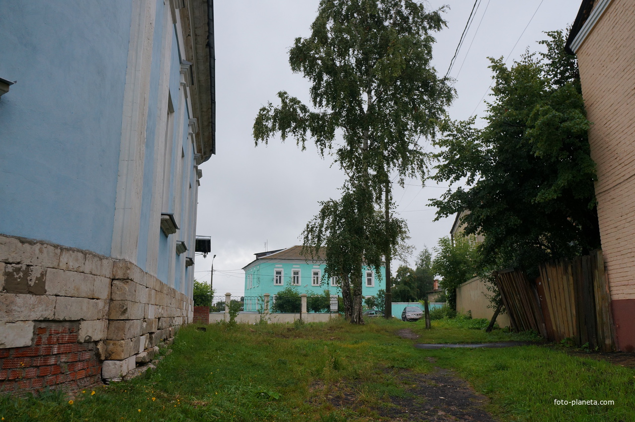 У Богородицкой церкви